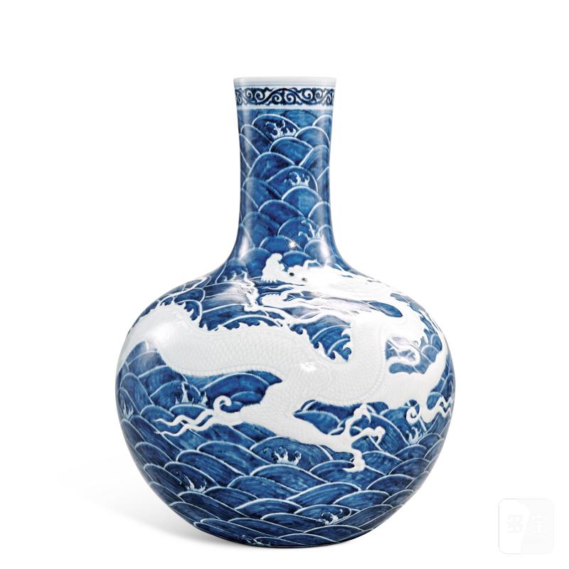 A blue and white 'dragon' vase, tianqiuping, Qing dynasty, 18th - 19th century | 清十八至十九世紀 青花海水龍紋天球瓶